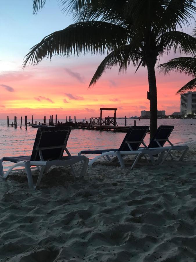 Front Beach Private Room With Shared Bathroom Cancún Exterior foto