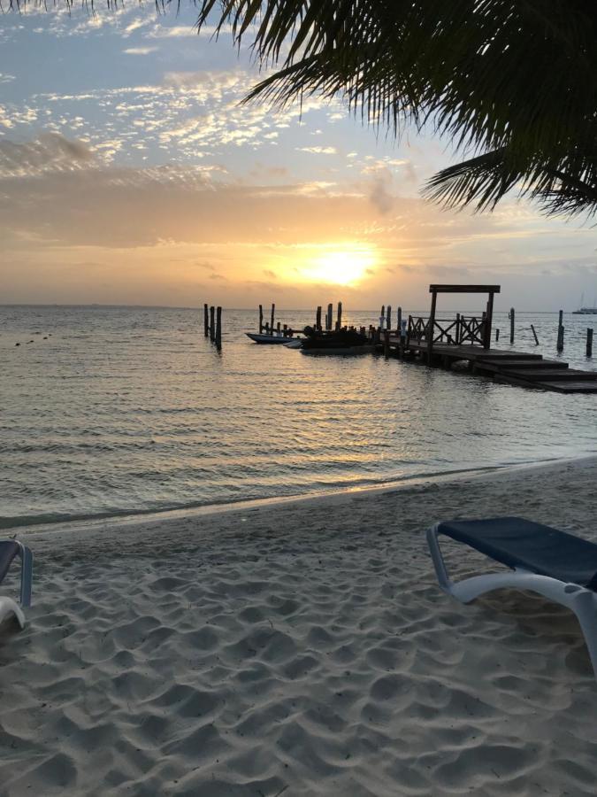 Front Beach Private Room With Shared Bathroom Cancún Exterior foto