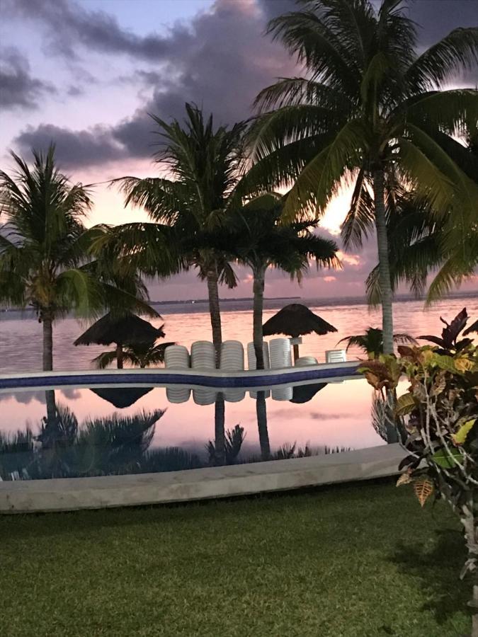 Front Beach Private Room With Shared Bathroom Cancún Exterior foto