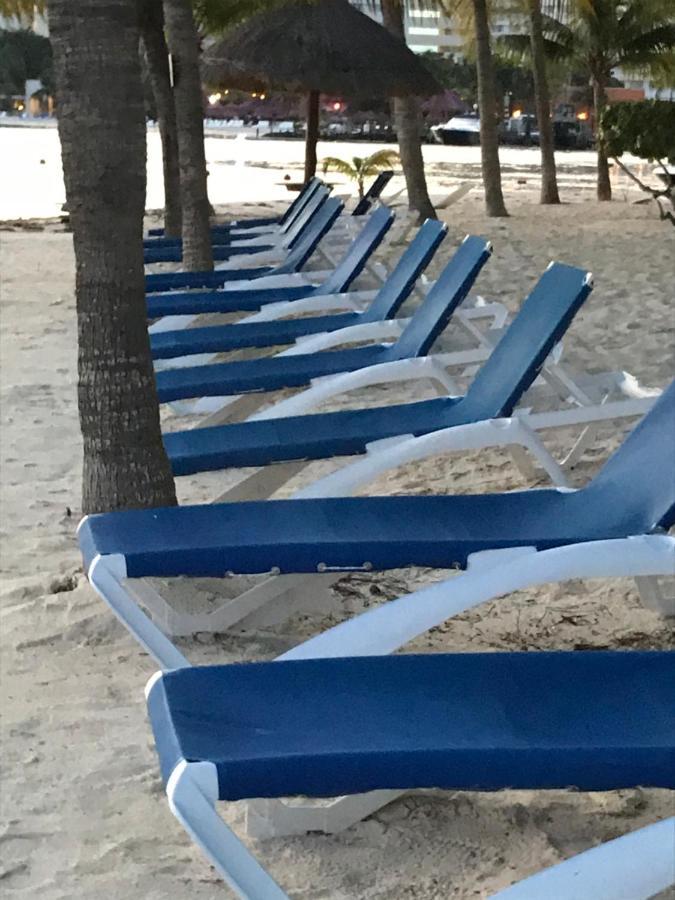 Front Beach Private Room With Shared Bathroom Cancún Exterior foto