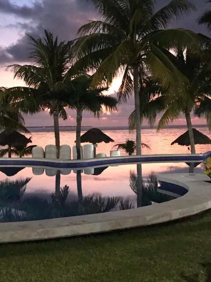 Front Beach Private Room With Shared Bathroom Cancún Exterior foto