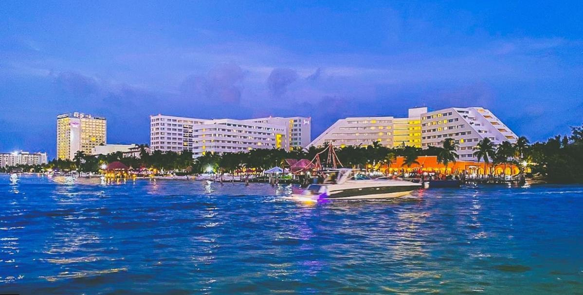 Front Beach Private Room With Shared Bathroom Cancún Exterior foto