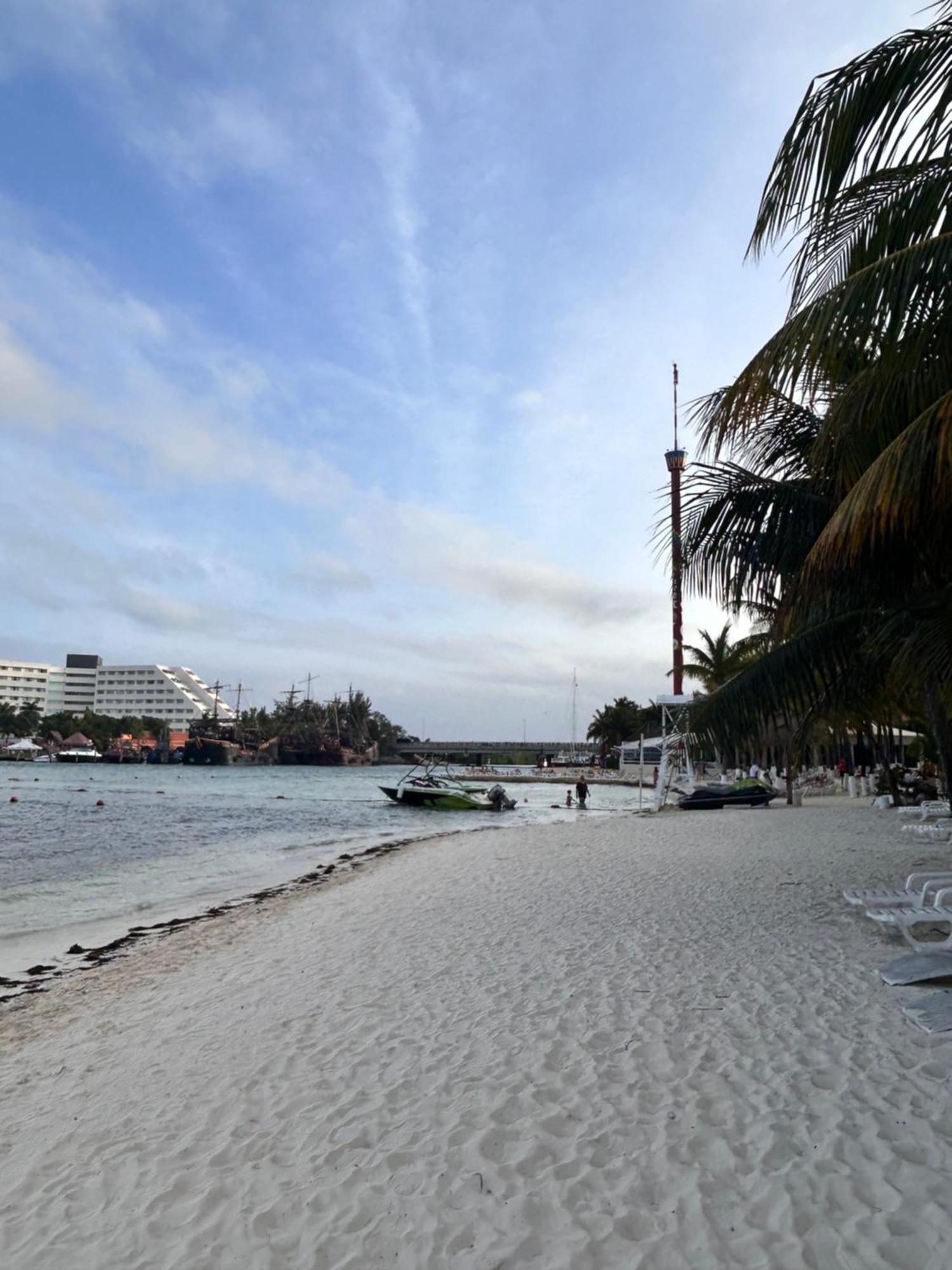 Front Beach Private Room With Shared Bathroom Cancún Exterior foto