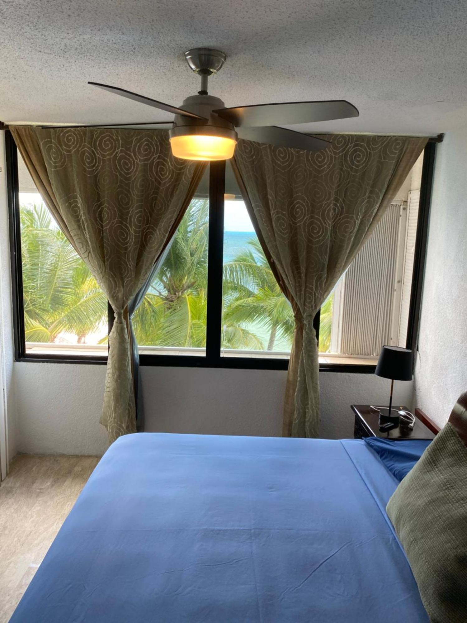 Front Beach Private Room With Shared Bathroom Cancún Exterior foto
